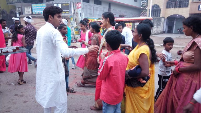 एनएसयूआई एवं प्रयास जैसे संगठनों ने किया छठ व्रतियों के बीच सामग्री का वितरण