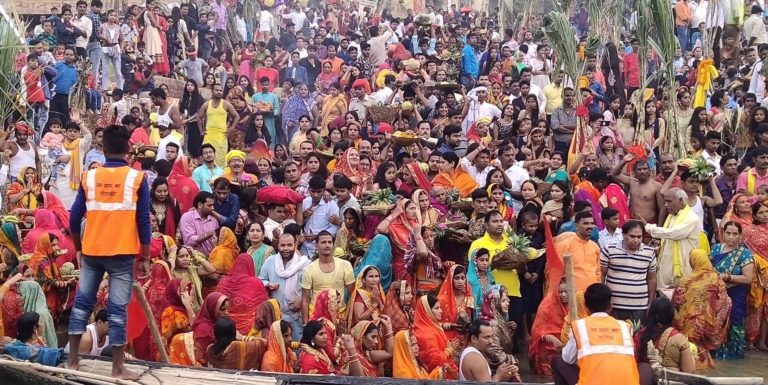 छठ: अनुभव,सृजन और संवेदना की सामूहिकता का लोकपर्व।