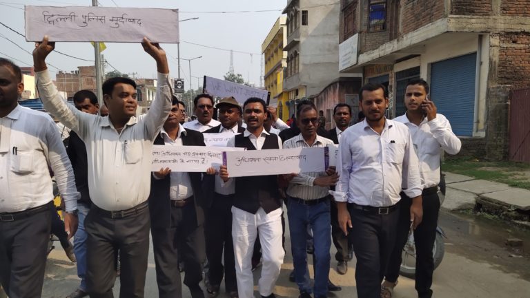 तीस हजारी कोर्ट दिल्ली में हुए झड़प को लेकर बक्सर में हुआ प्रदर्शन