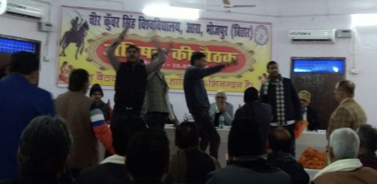 सीनेट का घेराव करने पहुंचे विद्यार्थी परिषद से जुड़े छात्र नेताओं पर लाठीचार्ज