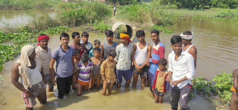चंदा इकट्ठा कर जाने का रास्ता बनाते हैं यहां के ग्रामीण