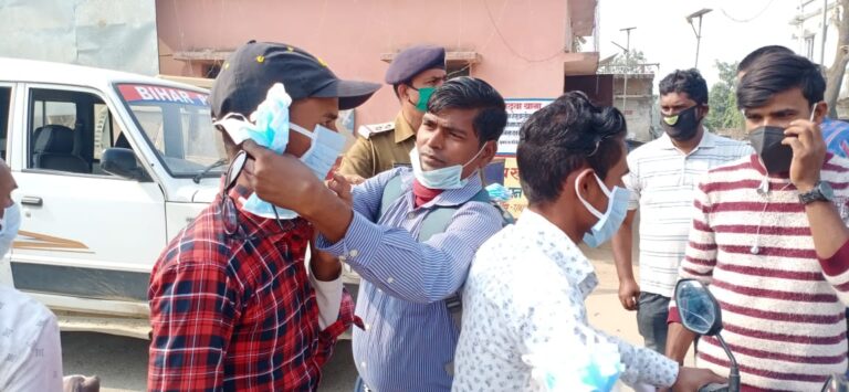 थानाध्यक्ष एवं सामाजिक कार्यकर्ताओं ने किया मास्क वितरण