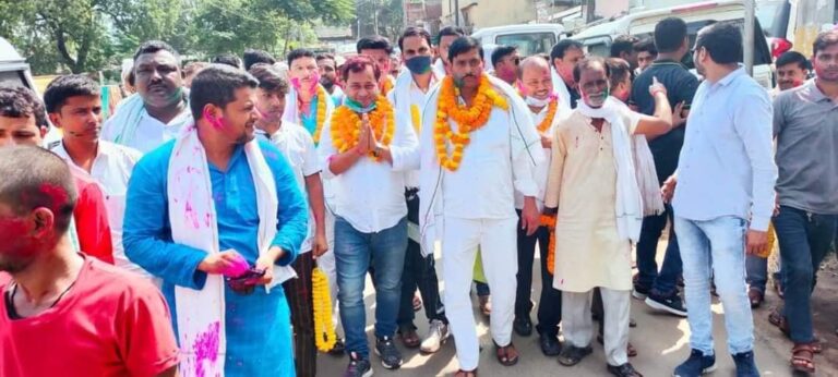 मुख्य पार्षद के लिए निर्विरोध चुने गए संतोष कुमार यादव