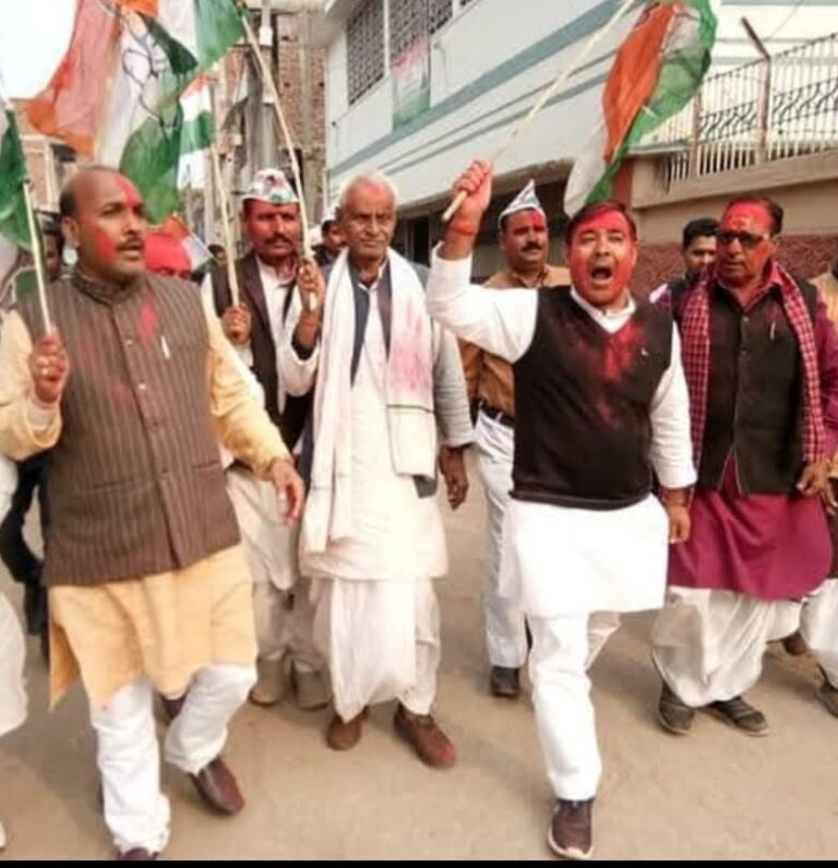 हिमाचल प्रदेश की जीत पर बक्सर कांग्रेस ने मनाया जश्न.