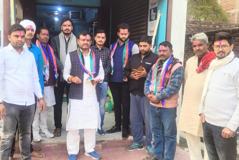 कुढ़नी विधानसभा जीत पर लोजपा कार्यकर्ताओं ने मनाया जश्न