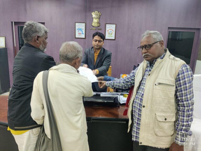 भाकपा माले ने धरने के बाद बक्सर डीएम को सौंपा ज्ञापन