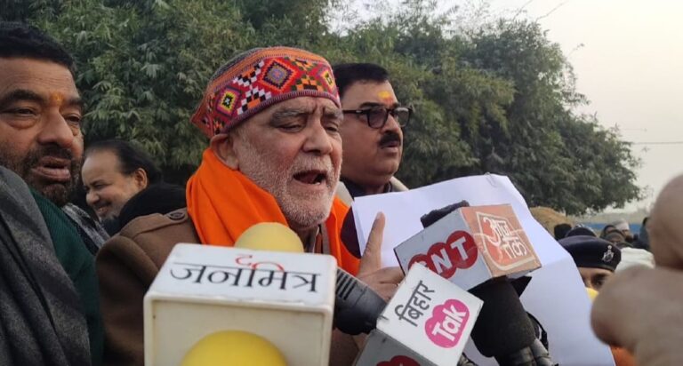 चौसा के बनारपुर में आयोजित महापंचायत में पहुंचे स्थानीय सांसद,  किसानों ने लगाए मुर्दाबाद के नारे