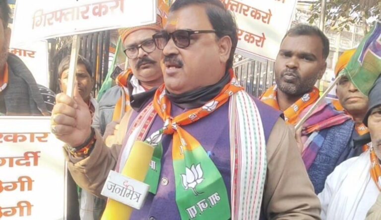 नहीं रहे बीजेपी नेता परशुराम चतुर्वेदी, कार्यक्रम के दौरान हार्ट अटैक से हुई मौत.
