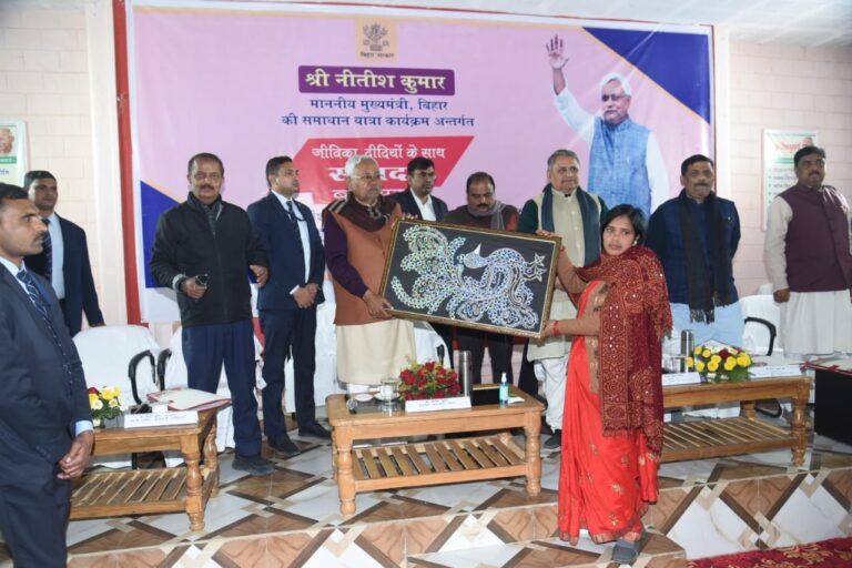 बक्सर पहुंचे बिहार के मुख्यमंत्री नीतीश कुमार, समस्याओं का किया समाधान