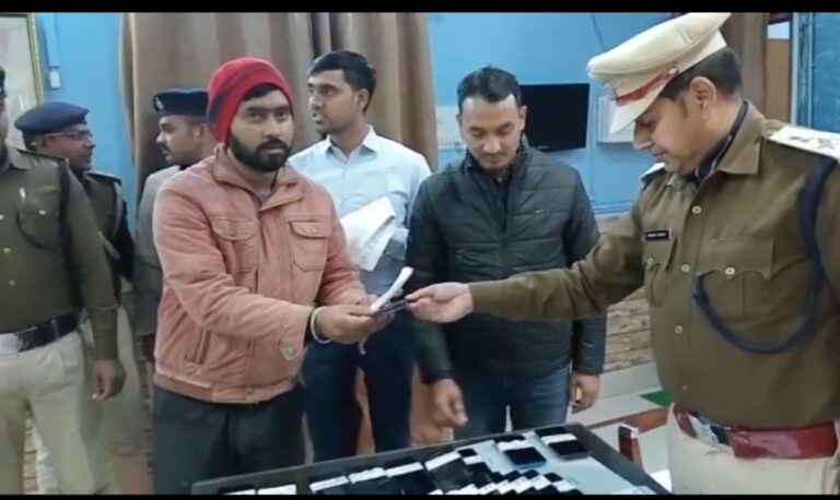 नए एसपी के मौजूदगी में 80 लोगों को लौटाया गया उनके मोबाइल फोन.