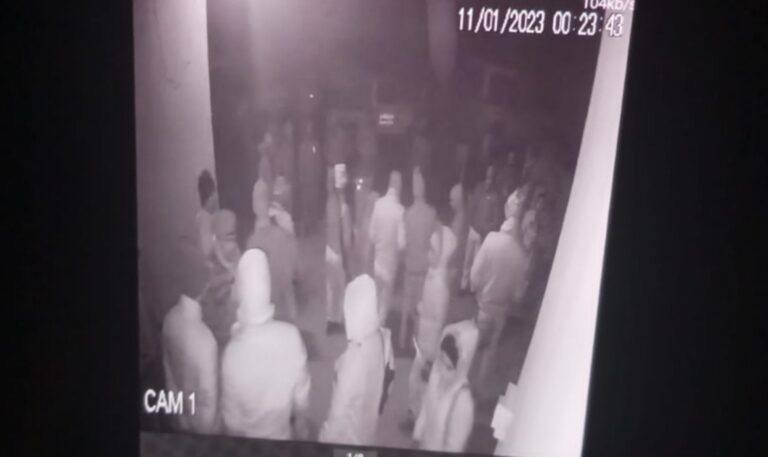 महिलाओं को भी नहीं छोड़ा, आधी रात को किसानों के घर में घुसकर पुलिस ने मचाया तांडव.