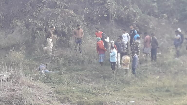 शहर के बीचोबीच नहर किनारे मिली युवक की लाश