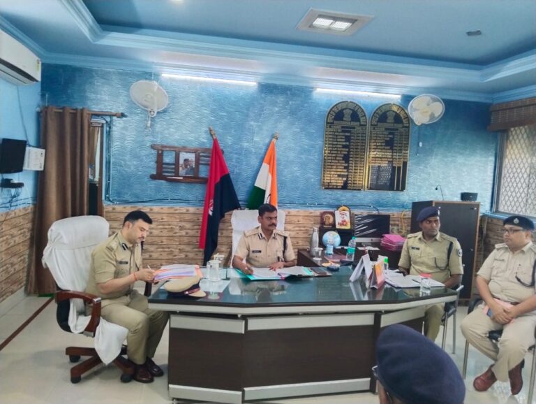 डीआईजी नवीन चंद्र झा पहुंचे बक्सर, एसपी कार्यालय में की समीक्षा बैठक