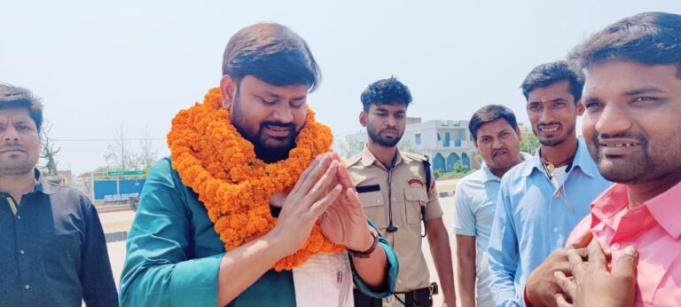 डुमराव विधायक को गर्मजोशी के साथ क्षेत्र की जनता ने किया स्वागत