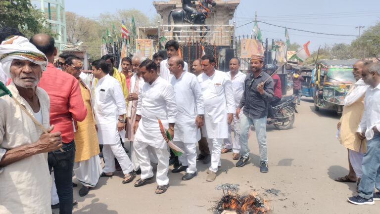 कांग्रेस जिला अध्यक्ष के नेतृत्व में वीर कुंवर सिंह चौक पर प्रधानमंत्री का किया गया पुतला दहन