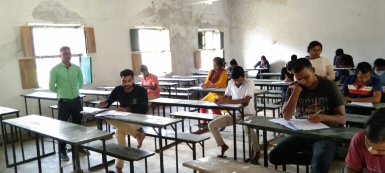 पत्रकार की स्मृति में आयोजित की गई प्रतियोगी परीक्षा