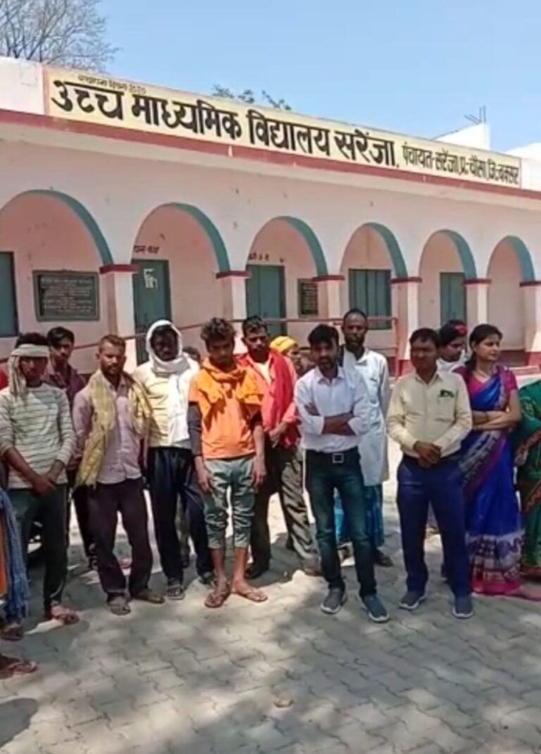 नाराज अभिभावकों ने स्कूल में जड़ा ताला