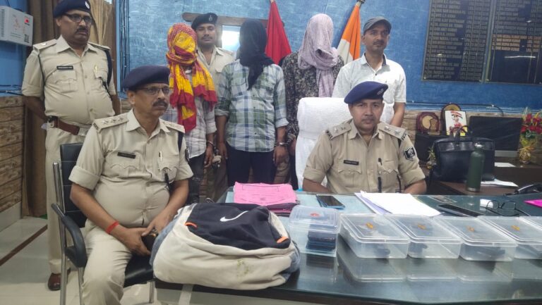 छः हथियार के साथ तीन युवकों गिरफ्तार.