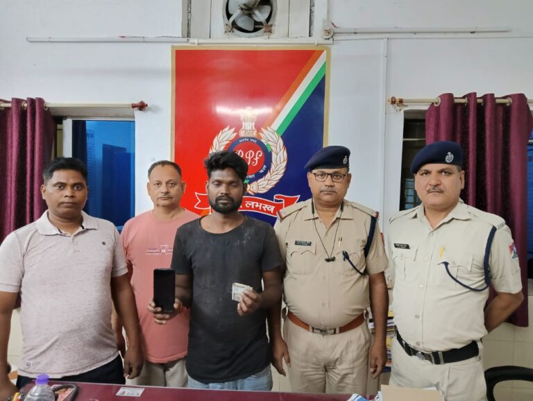 वरीय अधिकारी के निर्देशानुसार यात्री सुरक्षा अभियान के तहत  बक्सर आरपीएफ तैयार : दीपक कुमार