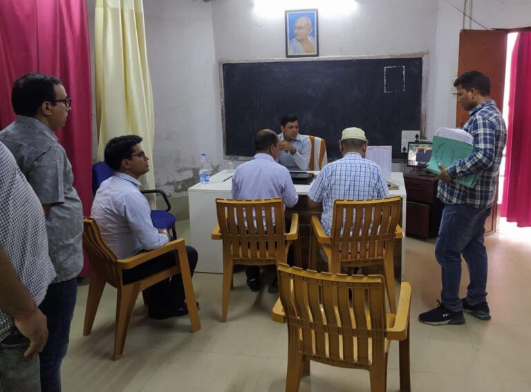 डीएम के औचक निरीक्षण से, शिक्षा विभाग में मचा हड़कंप