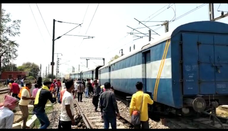 ट्रेन के बेपटरी होने से रेलवे परिचालन रहा ठप