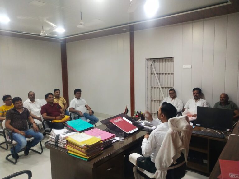 अनुमंडल कार्यालय में श्रद्धालुओं के लिए समुचित व्यवस्था को लेकर हुई बैठक