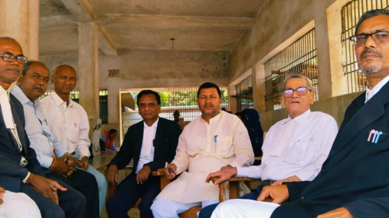 10 सूत्री मांगों को लेकर  अधिवक्ताओं ने की बैठक