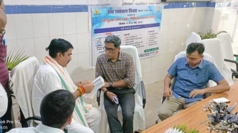 बक्सर पहुंचे स्वास्थ्य विभाग के मुख्य सचिव, विधायक ने रखी अपनी मांग