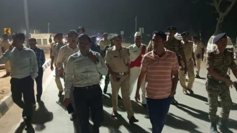 रात को डीएम एसपी अचानक पहुंचे गंगा सेतु ,देखिए क्या हुआ