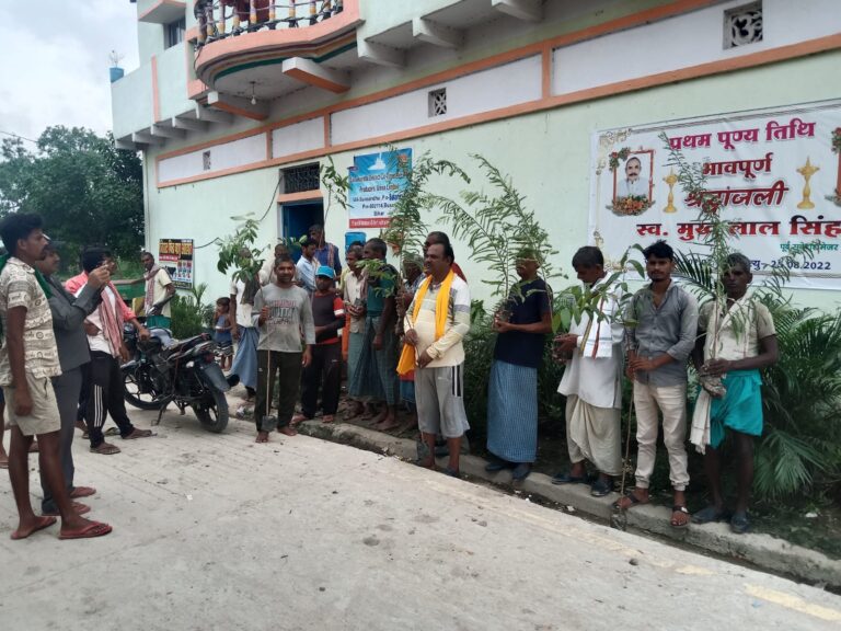 वृक्षारोपण कर मनाई पिता की प्रथम पुण्यतिथि