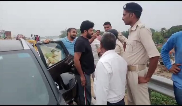 नेवी के जवान एवं उत्पाद पुलिस के बीच जमकर चले लात घुसे