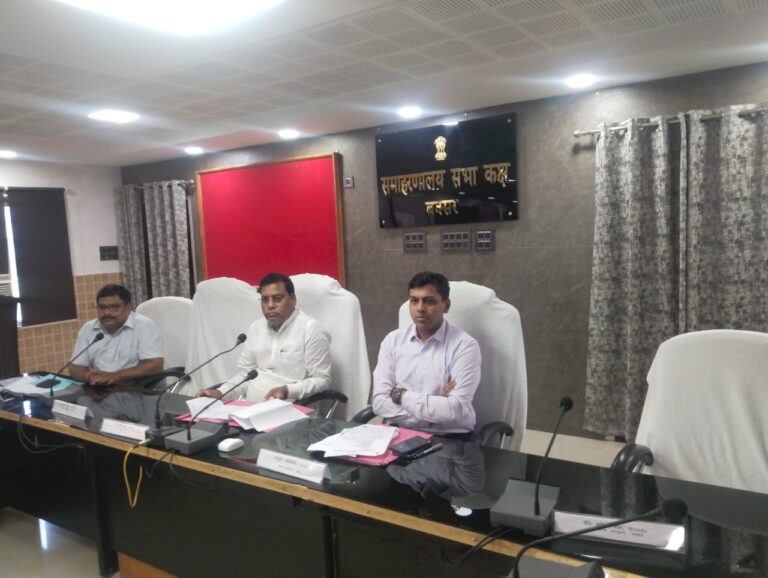 महादलित आयोग के अध्यक्ष पहुँचे बक्सर, जिला प्रशासन एवं पुलिस प्रशासन के अधिकारियो के साथ की बैठक