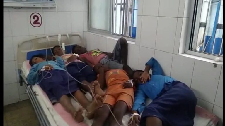 अलमेंडाजोल और फाइलेरिया की दवा खाने से तीन दर्जन से अधिक स्कूली बच्चे बीमार