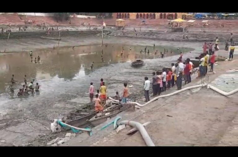 100 साल पुराने कछूआ लूटकर भागे ग्रामीण वीडियो हुआ वायरल