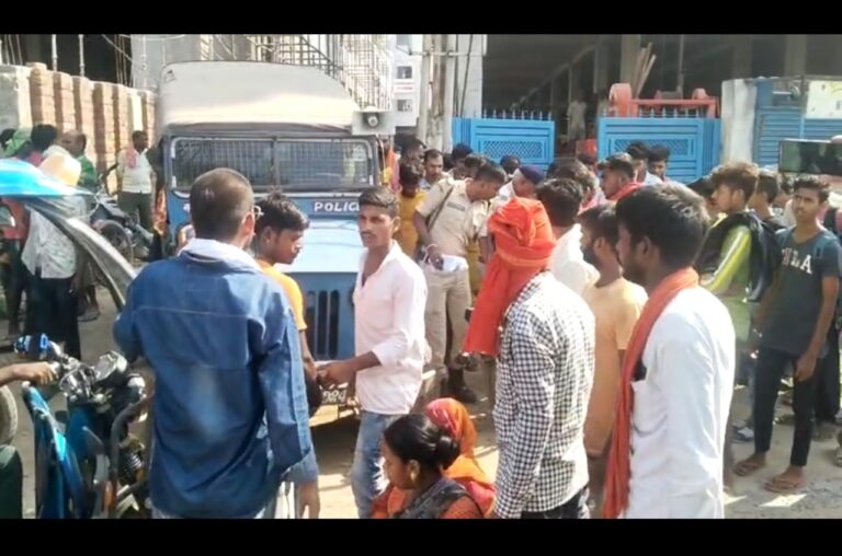 बी के ग्लोबल अस्पताल प्रशासन पर परिजनों ने पैसे के लिए शव को बंधक बनाने का आरोप लगाकर नेशनल हाईवे को किया जाम जमकर हुआ हंगामा