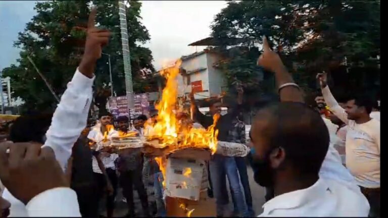 जाति जनगणना के आंकड़ों को लेकर युवाओं ने किया विरोध प्रदर्शन