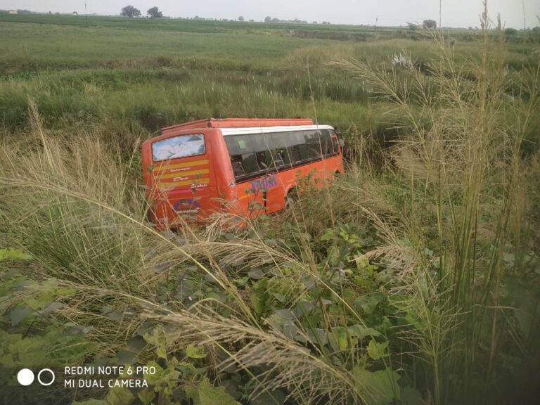 टायर फटने से बस हुआ अनियंत्रित,यात्रियों में मची चीख पुकार
