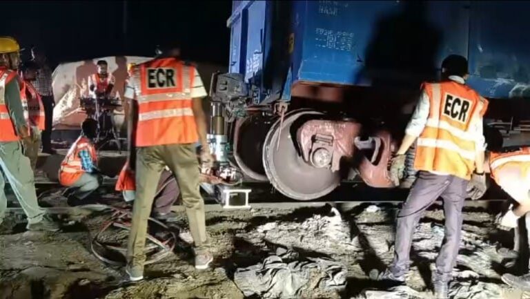 बक्सर में बेपटरी हुई मालगाड़ी, पुलिस ने एक को लिया हिरासत में