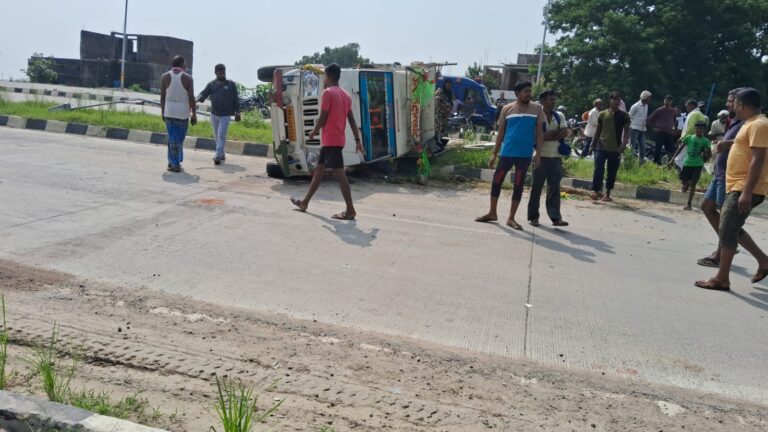बाइक से स्टंट कर रहे युवक को बचाने में पलट गया पिकअप वैन