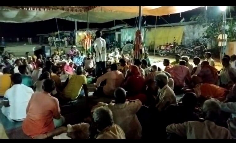 पावर प्लांट के मुख्य गेट पर धरने  पर बैठे किसानों ने कराया खिचड़ी चोखे का रात्रि भोज, ढोलक, झाल नगाड़े के साथ शुरू की हरीकृतन