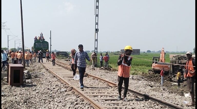 रघुनाथपुर रेल हादसे की जांच लगभग पूरी, 18 और 19 अक्टूबर को कोई भी व्यक्ति इस रेल दुर्घटना से सम्बंधित जानकारी करा सकता है उपलब्ध