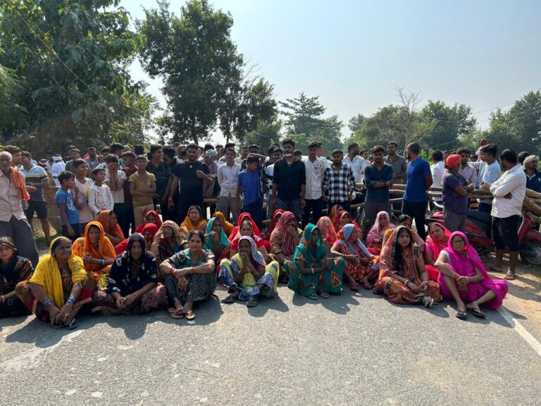 शराब माफियाओं ने मचाया आतंक, ग्रामीणों ने घंटो किया सड़क जाम