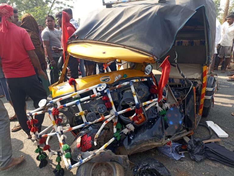 ट्रक और ऑटो की सीधी टक्कर में एक युवक की हुई मौत