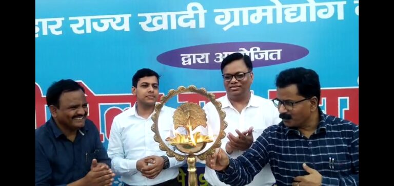 शहर के ऐतिहासीक किला मैदान में 10 दिवसीय खादी ग्राम सह उधमी मेला का जिलाधिकारी ने किया उद्घाटन, रंग बिरंगे कपड़ो से सजा स्टॉल