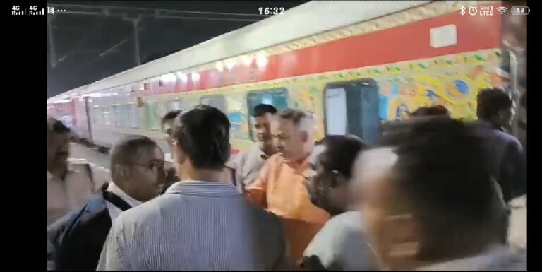 बिना टिकट यात्रा करना बीजेपी पूर्व जिलाध्यक्ष को पड़ा भारी, देना पड़ा जुर्माना