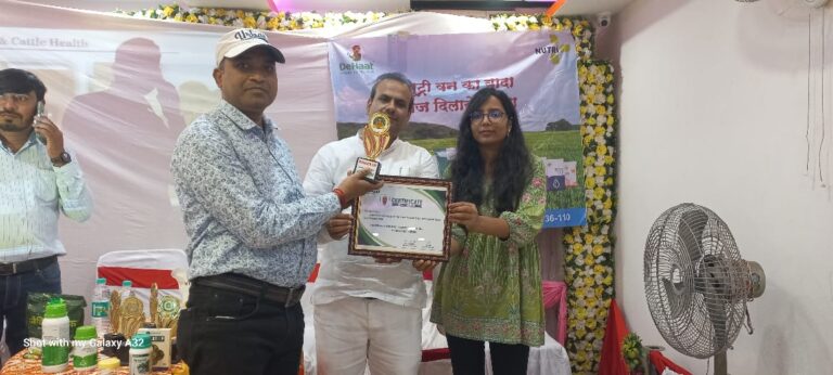 ‘देहात’ संस्था के अधिकारियों ने अपने संस्था से जुड़े कर्मियों को किया सम्मानित