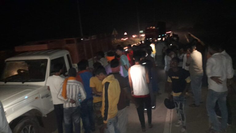 डिवाइडर से टकराई बाइक, दो की मौत, तीसरे की हालत गंभीर.