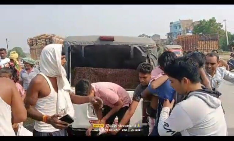 ट्रक एवं स्कूल वैन की सीधी टक्कर में दर्जनों बच्चे हुए घायल