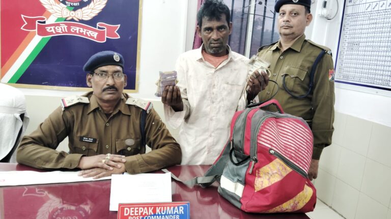 रेल यात्रियों से चोरी कर भाग रहा चोर हुआ गिरफ्तार