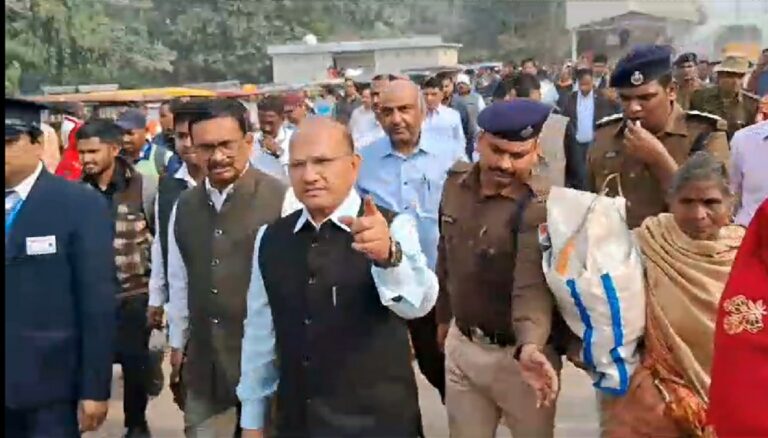 हाजीपुर जोन के जीएम अनिल कुमार खंडवाला एक बार फिर पहुंचे बक्सर स्टेशन कहा, बक्सर रेलवे स्टेशन बनेगा वर्ल्ड क्लास रेलवे स्टेशन.